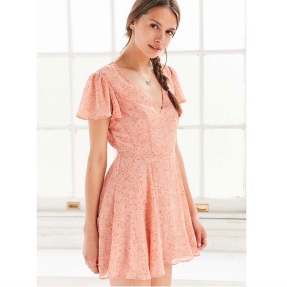 Kimchi Blue Flutter Sleeve Chiffon Peach Floral Fit & Flare Mini Dress Size 6